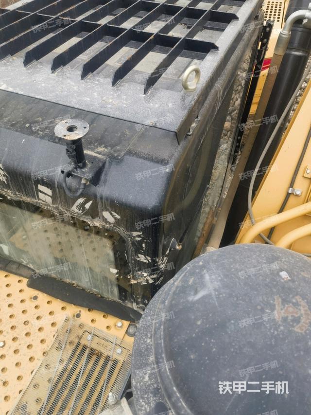 駕駛室頂部（整機外觀）