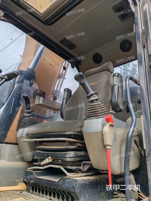 駕駛室整體（整機外觀）