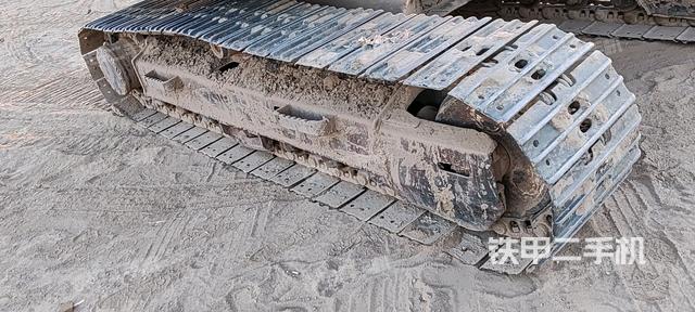 單側(cè)履帶整體(整機(jī)外觀) 單側(cè)履帶整體(整機(jī)外觀)