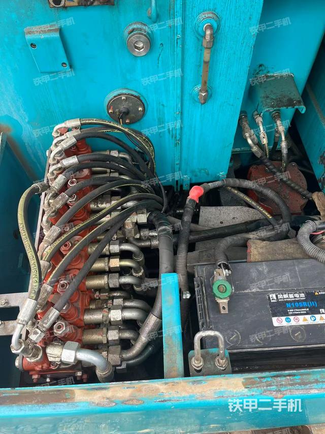 回轉(zhuǎn)馬達(dá)和主控閥（整機(jī)外觀）