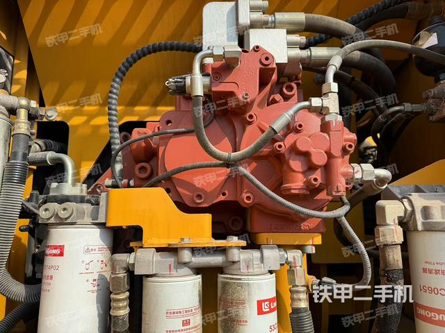 液壓泵艙室正面整體（整機外觀）