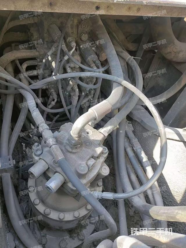 回轉(zhuǎn)馬達(dá)和主控閥(整機外觀) 回轉(zhuǎn)馬達(dá)和主控閥(整機外觀)