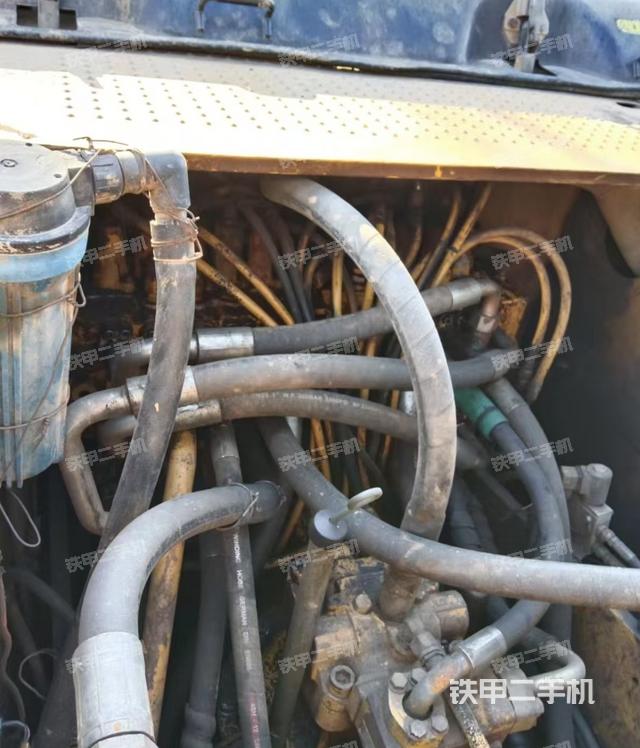 回轉(zhuǎn)馬達(dá)和主控閥(整機外觀) 回轉(zhuǎn)馬達(dá)和主控閥(整機外觀)