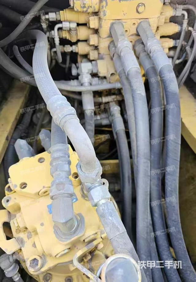 回转马达和主控阀（整机外观）