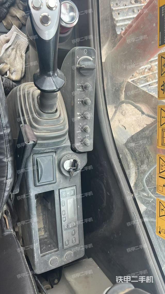 座椅右側(cè)控制臺/鑰匙門/油門/含右手柄（駕駛室部分）