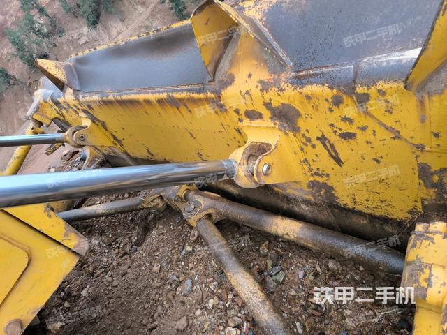 右側(cè)履帶全景(推土機(jī)底盤及工作裝置) 右側(cè)履帶全景(推土機(jī)底盤及工作裝置)