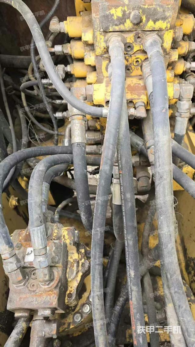 回轉(zhuǎn)馬達(dá)和主控閥(整機(jī)外觀) 回轉(zhuǎn)馬達(dá)和主控閥(整機(jī)外觀)