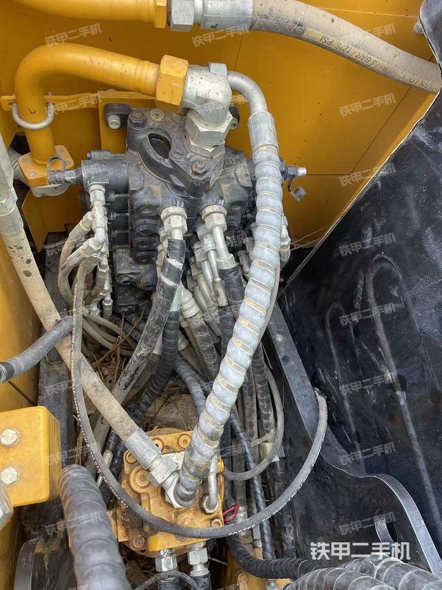 回转马达和主控阀（整机外观）