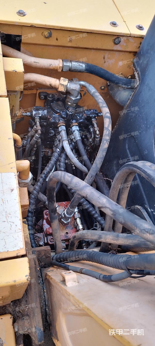 回轉馬達和主控閥（整機外觀）