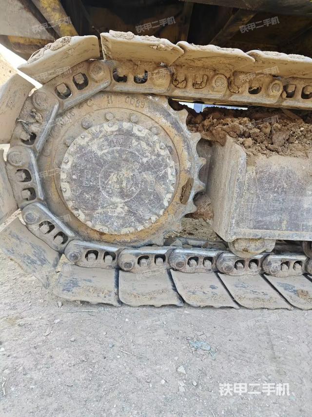 單側(cè)履帶整體(整機(jī)外觀) 單側(cè)履帶整體(整機(jī)外觀)