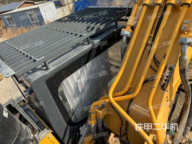 駕駛室頂部（整機外觀）