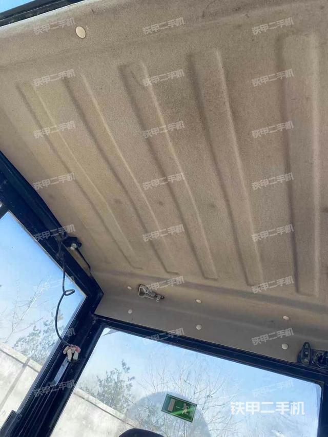 駕駛室頂部(整機外觀) 駕駛室頂部(整機外觀)