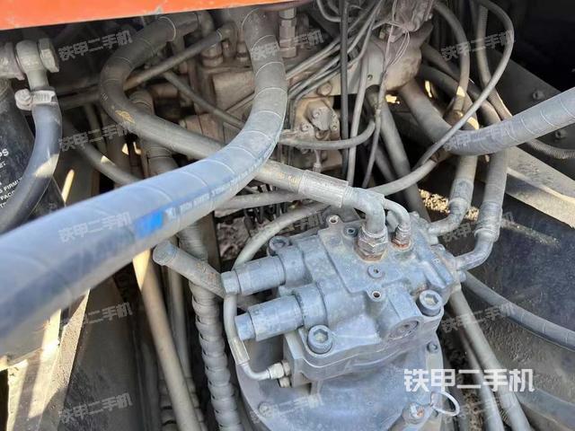 回轉(zhuǎn)馬達(dá)和主控閥（整機(jī)外觀）