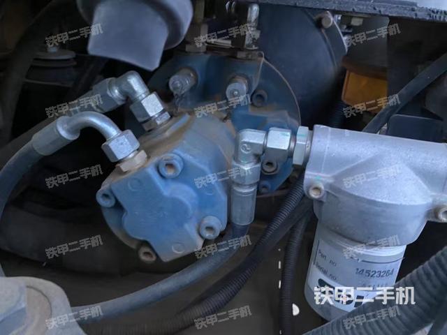 液壓泵艙室正面整體（整機外觀）