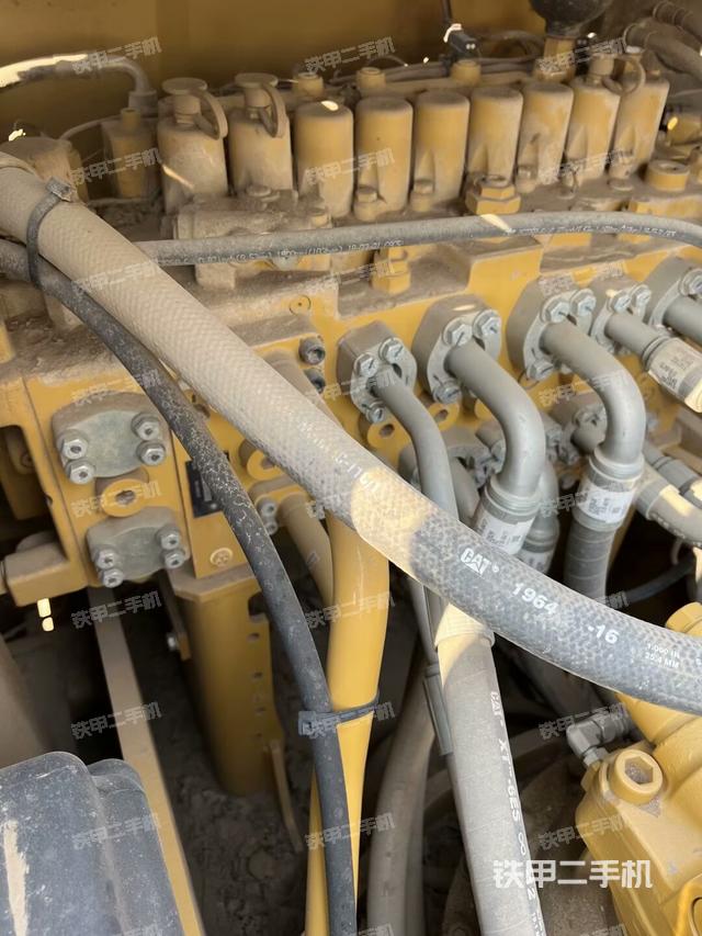 回轉(zhuǎn)馬達(dá)和主控閥(整機(jī)外觀) 回轉(zhuǎn)馬達(dá)和主控閥(整機(jī)外觀)