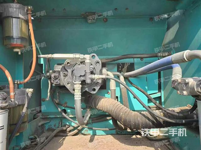 液壓泵艙室正面整體(整機外觀) 液壓泵艙室正面整體(整機外觀)