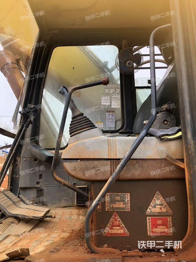 駕駛室整體(整機(jī)外觀) 駕駛室整體(整機(jī)外觀)