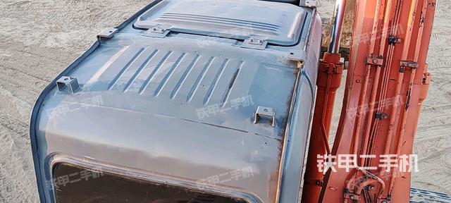 駕駛室頂部(整機(jī)外觀) 駕駛室頂部(整機(jī)外觀)