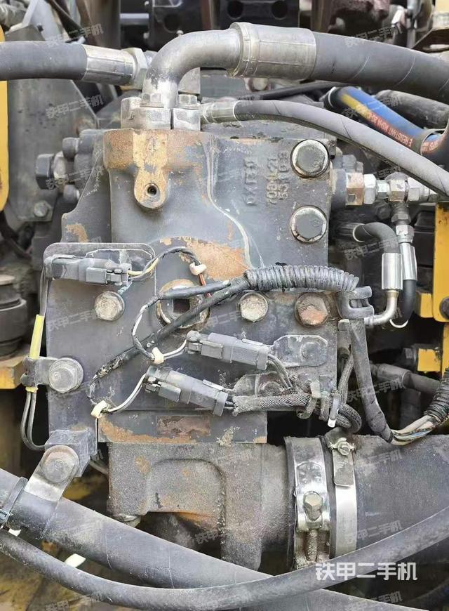 液壓泵艙室正面整體(整機(jī)外觀) 液壓泵艙室正面整體(整機(jī)外觀)