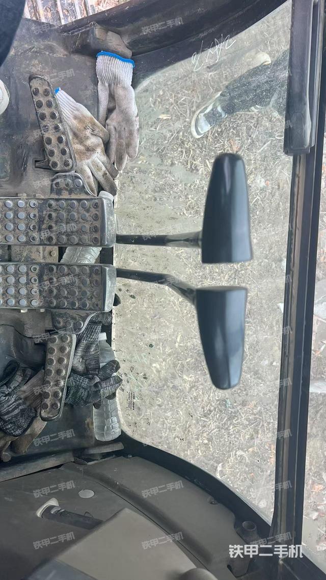 行走控制手柄和踏板?俯拍（駕駛室部分）