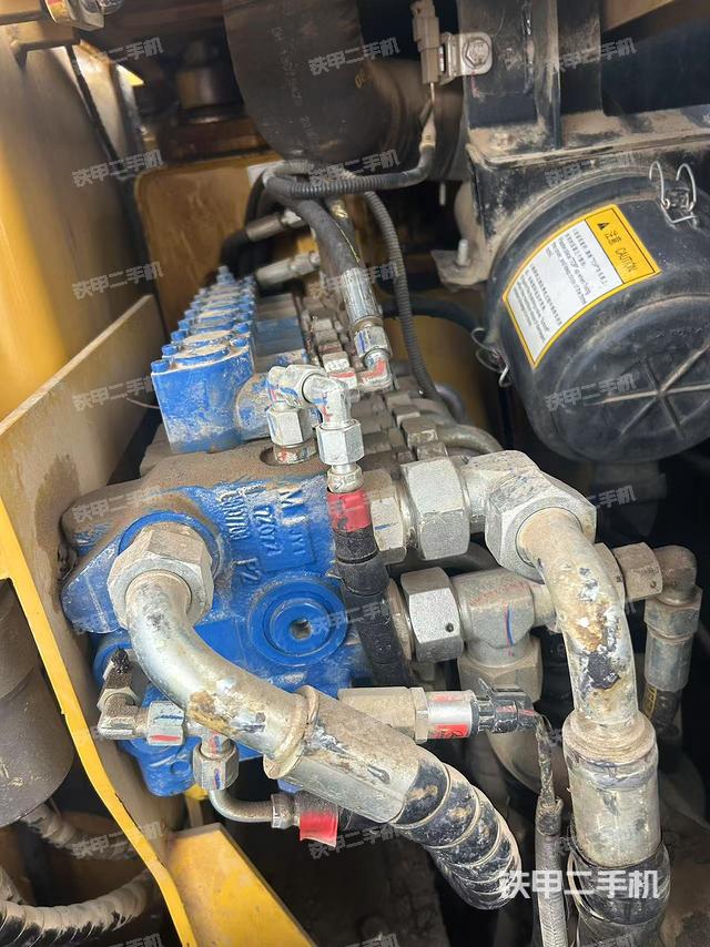 回转马达和主控阀（整机外观）