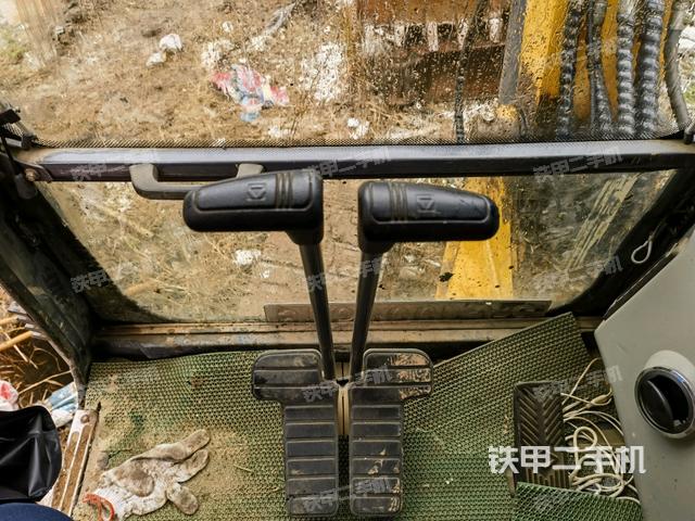 行走控制手柄和踏板?俯拍(駕駛室部分) 行走控制手柄和踏板?俯拍(駕駛室部分)
