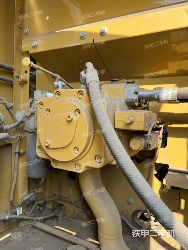 液壓泵艙室正面整體(整機(jī)外觀) 液壓泵艙室正面整體(整機(jī)外觀)