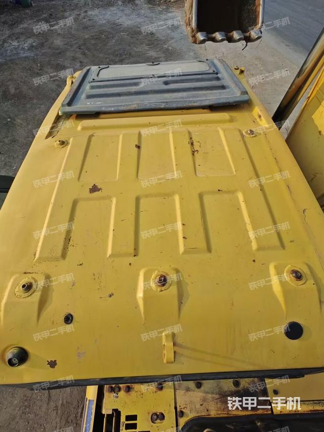 駕駛室頂部(整機(jī)外觀) 駕駛室頂部(整機(jī)外觀)