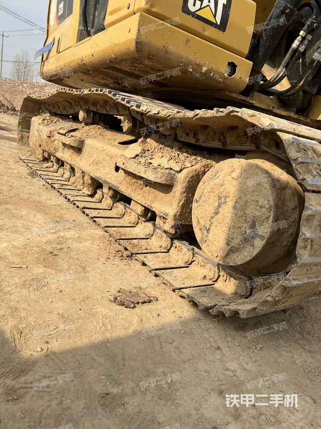 單側(cè)履帶整體(整機(jī)外觀) 單側(cè)履帶整體(整機(jī)外觀)