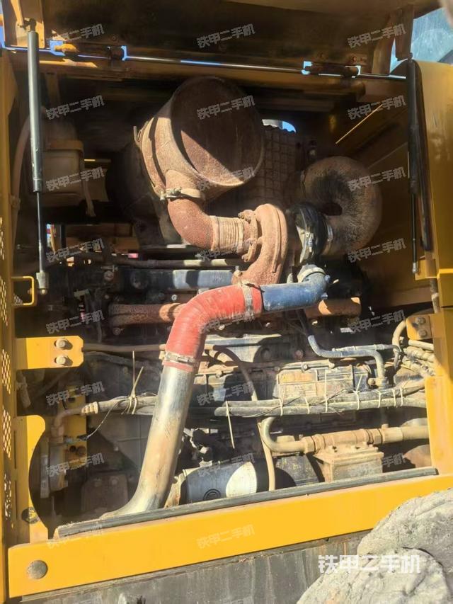 發(fā)動(dòng)機(jī)右側(cè)（整機(jī)外觀及大件）