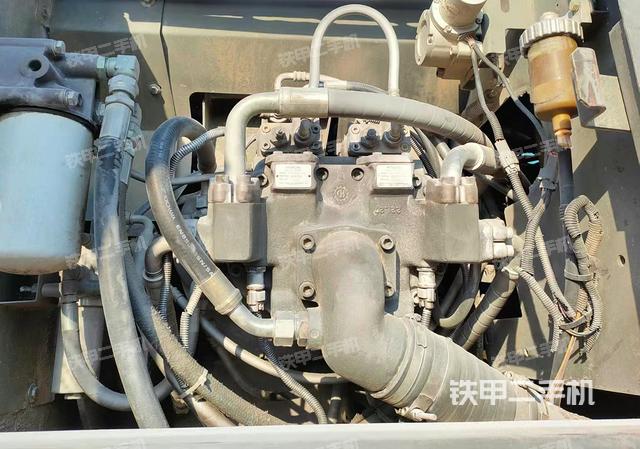 液压泵舱室正面整体（整机外观）