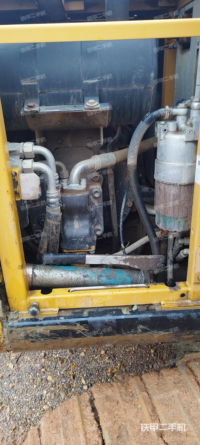 液压泵舱室正面整体（整机外观）