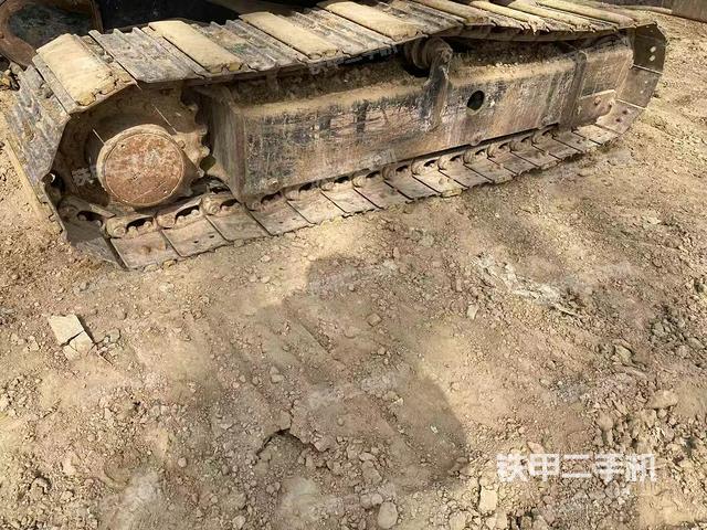 單側(cè)履帶整體(整機(jī)外觀) 單側(cè)履帶整體(整機(jī)外觀)