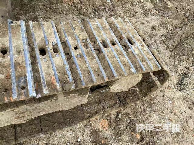 單側(cè)履帶整體（整機(jī)外觀）