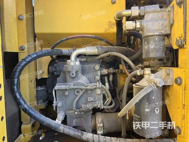 液壓泵艙室正面整體(整機外觀) 液壓泵艙室正面整體(整機外觀)