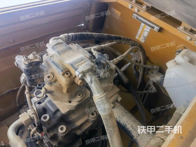 液壓泵艙室正面整體（整機外觀）