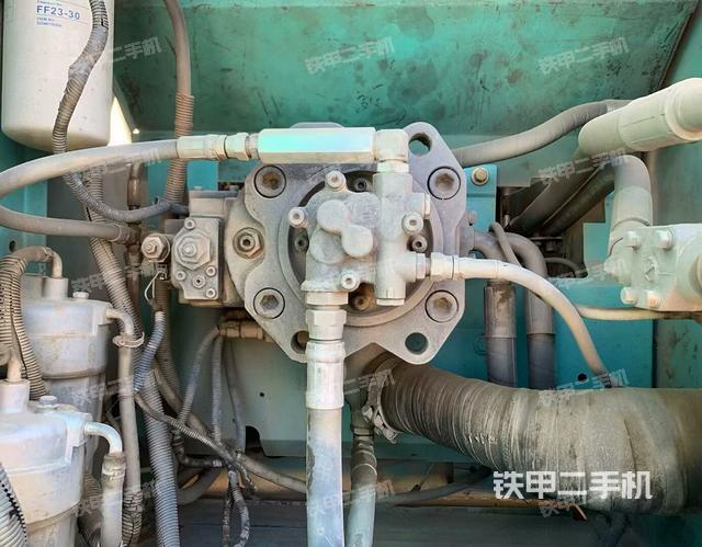 液壓泵艙室正面整體(整機(jī)外觀) 液壓泵艙室正面整體(整機(jī)外觀)