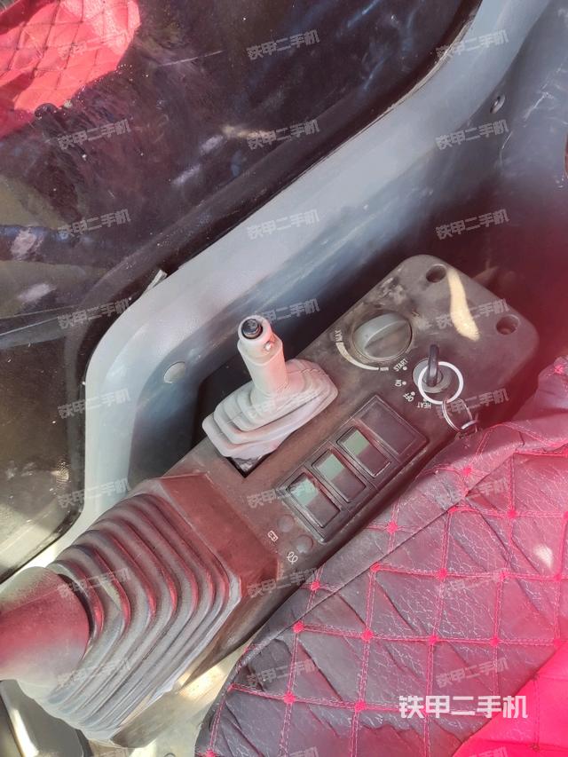 座椅右側(cè)控制臺(tái)/鑰匙門/油門/含右手柄（駕駛室部分）