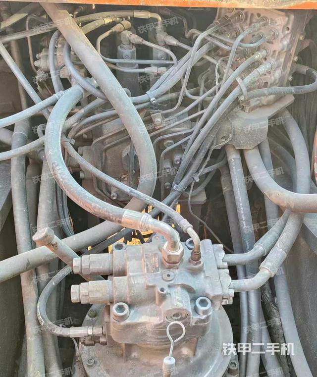 回转马达和主控阀（整机外观）