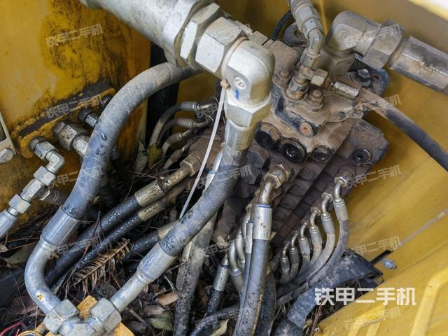 回轉(zhuǎn)馬達(dá)和主控閥（整機(jī)外觀）