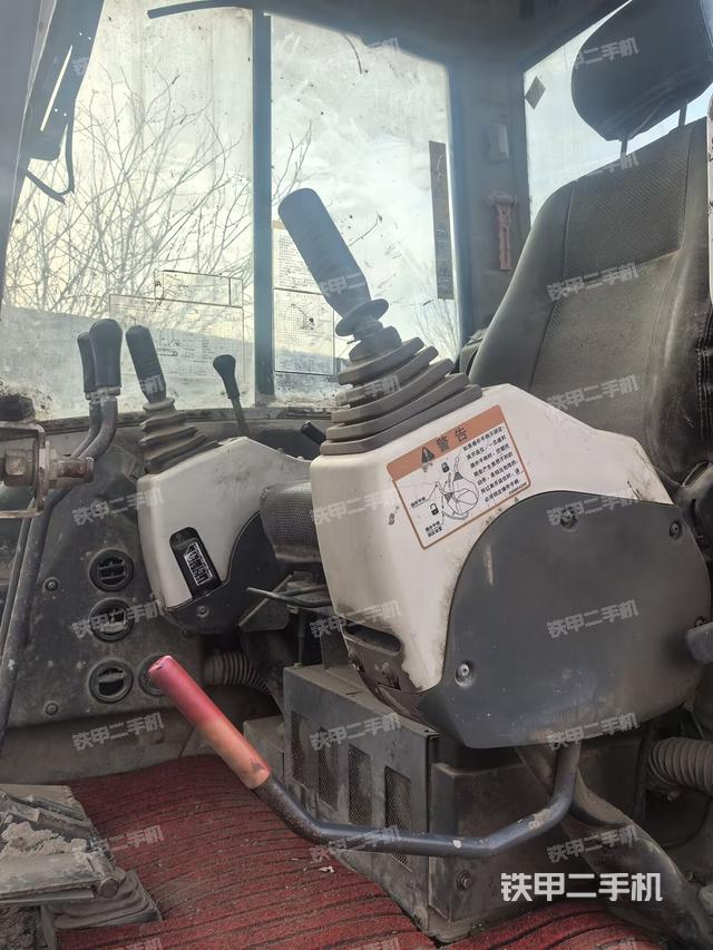 駕駛室整體(整機(jī)外觀) 駕駛室整體(整機(jī)外觀)