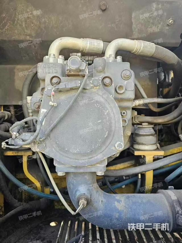 液压泵舱室正面整体（整机外观）