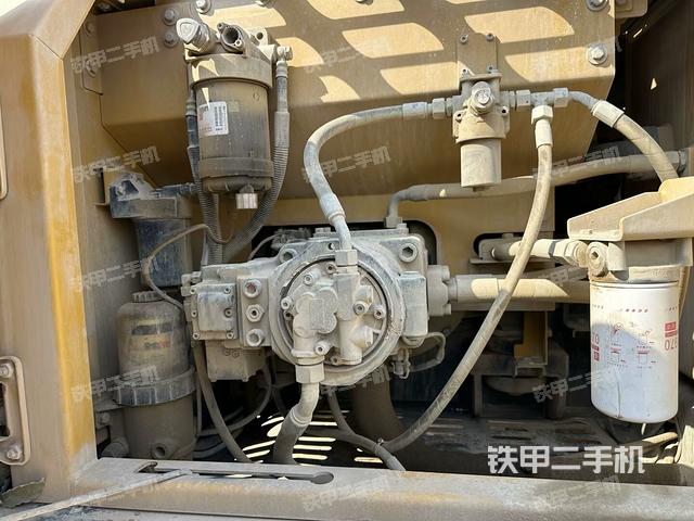 液壓泵艙室正面整體（整機外觀）