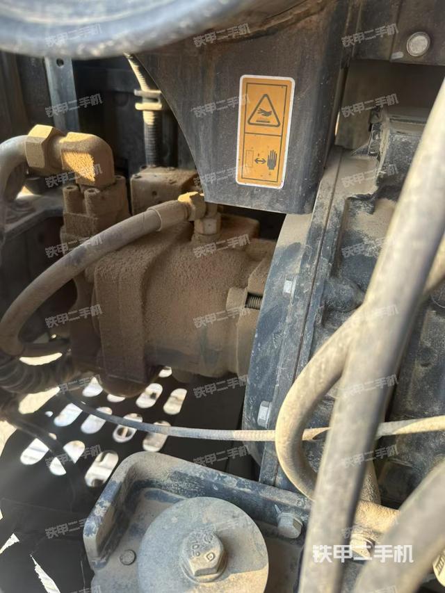 液压泵舱室正面整体（整机外观）