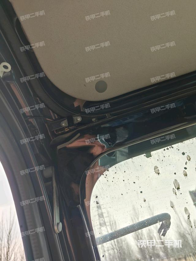 行走控制手柄和踏板?俯拍（駕駛室部分）