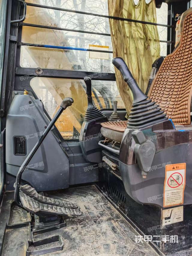 駕駛室整體(整機(jī)外觀) 駕駛室整體(整機(jī)外觀)