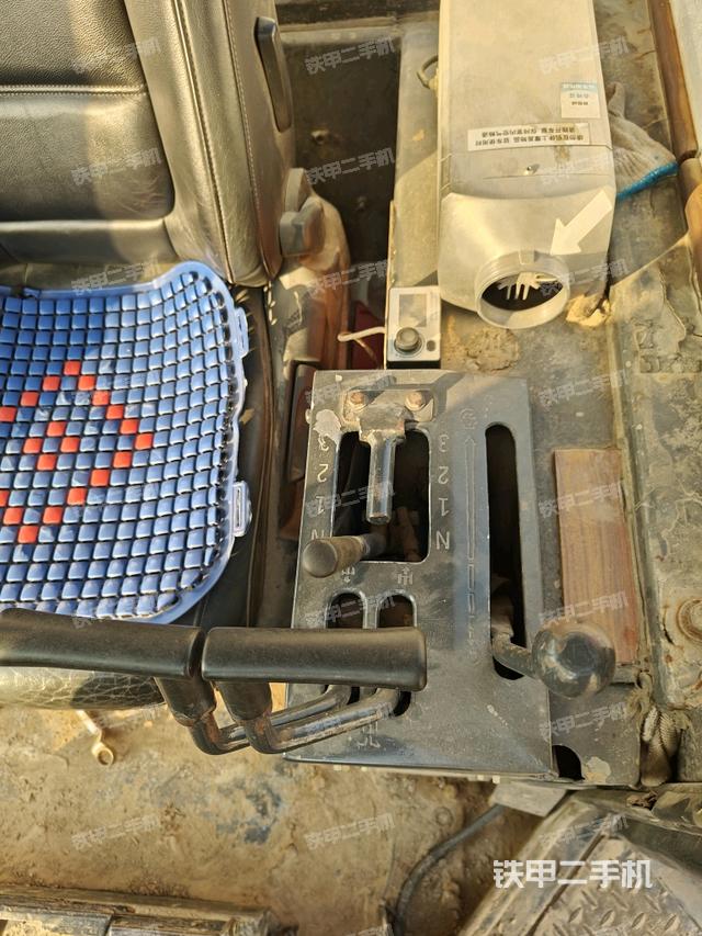 操作手柄右（推土機駕駛室）