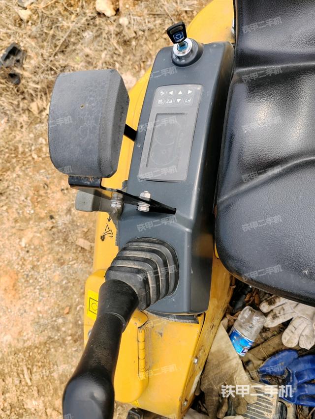 座椅右側控制臺/鑰匙門/油門/含右手柄（駕駛室部分）