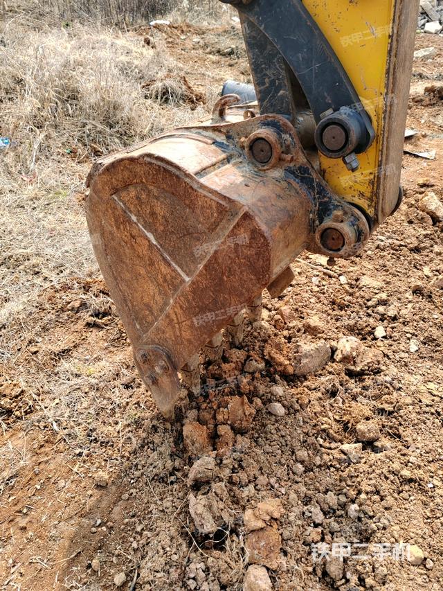 鏟斗右后整體(工作和回轉(zhuǎn)裝置) 鏟斗右后整體(工作和回轉(zhuǎn)裝置)