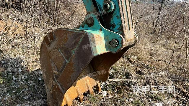 鏟斗右后整體(工作和回轉(zhuǎn)裝置) 鏟斗右后整體(工作和回轉(zhuǎn)裝置)